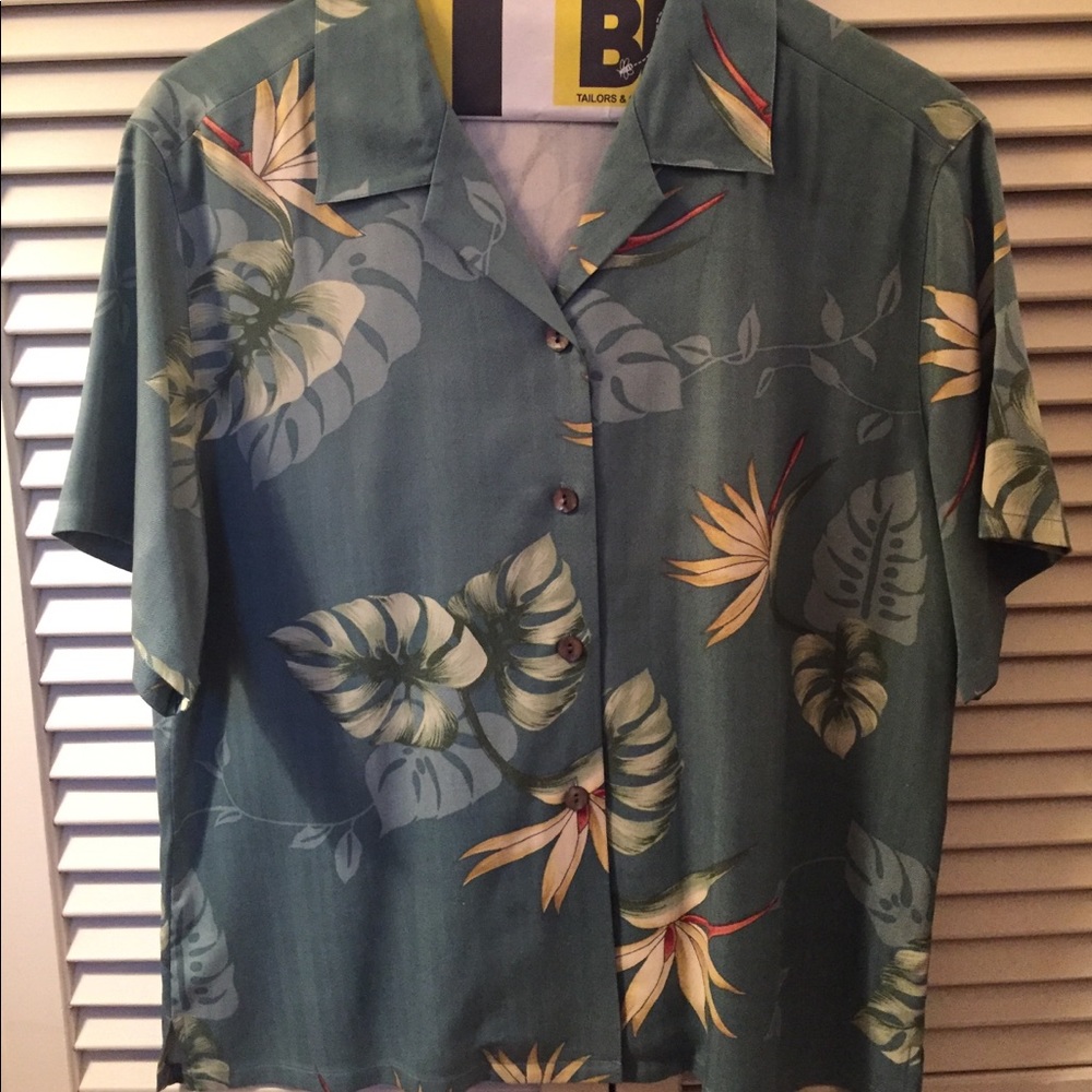 Tommy Bahama women’s four button camp shirt